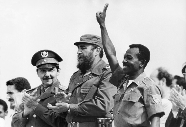 Mengistu Haile Mariam (med hånden i været) sammen med Fidel Castro, fotografert i 1975. (AFP PHOTO / PRENSA LATINA)