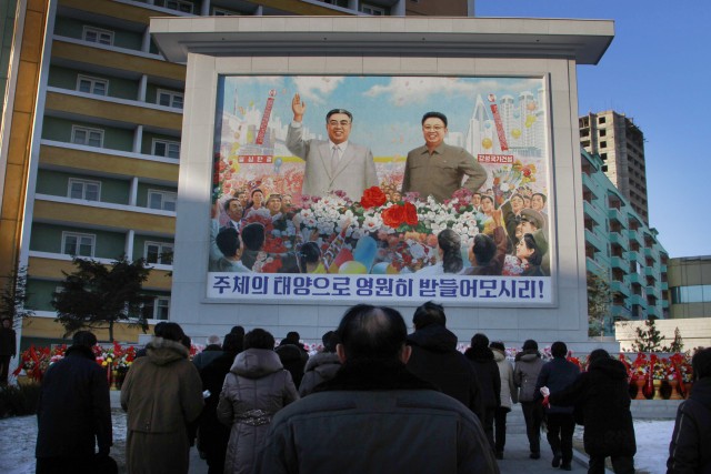 Nord-Korea markerer at sorgperioden på tre år etter Kim Il Sungs død er over. Her er han avbildet med sønnen Kim Jong Un (til høyre). (AP Photo/Kim Kwang Hyon)