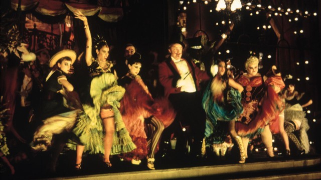 Full fest på scenen i Moulin Rouge! (Foto: SF Norge)