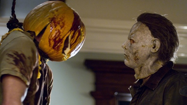 Michael Myers og offer i remaken av Halloween. (Foto: Nordisk Film Distribusjon AS)