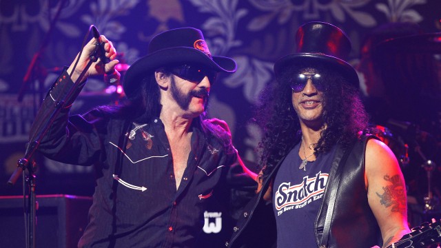 Slash (t.h.) intervjues om Lemmy i Lemmy! (Foto: REUTERS/Mario Anzuoni)