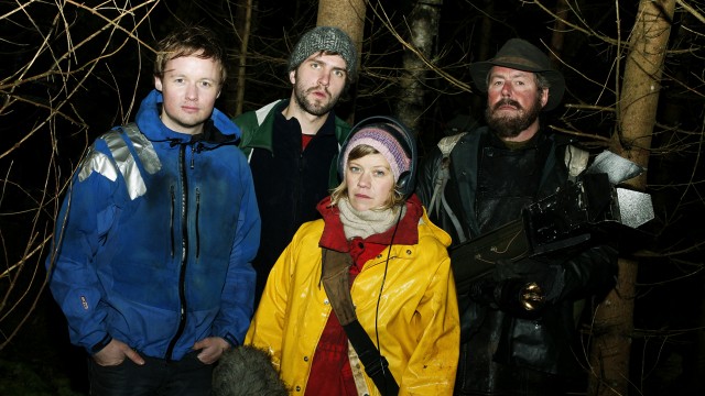 Filmteamet og jegeren i Trolljegeren. (Foto: SF Norge AS)