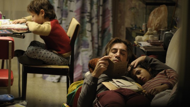 Uxbal (Javier Bardem) med sine barn i Biutiful. (Foto: Nordisk Film Distribusjon AS)