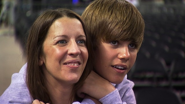 Mor Pattie Mallette og sønn Justin Bieber. (Foto: Universal International Pictures)