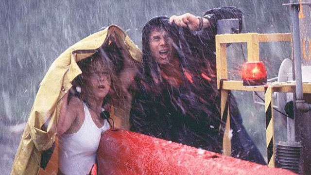 Helen Hunt og Pill Paxton spiller tornadojegere i Twister. (Foto: Warner Bros. Pictures)