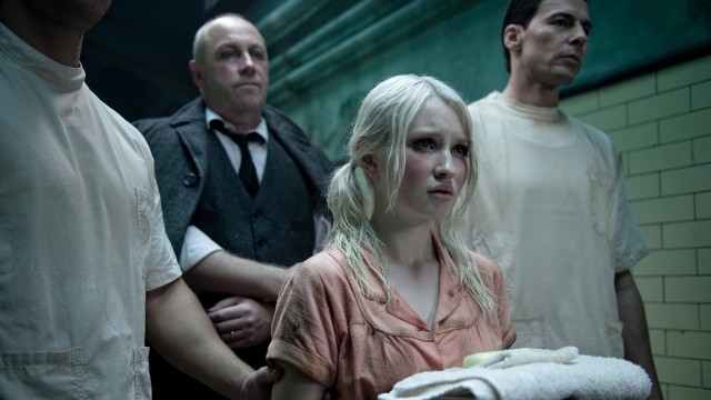 Emily Browning spiller Babydoll i Sucker Punch (Foto: SF Norge AS/ Warner Bros. Pictures).