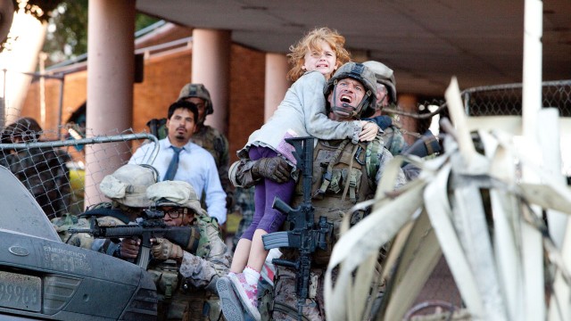 Aaron Eckhart redder søt unge i World Invasion: Battle Los Angeles (Foto: Walt Disney Studios Motion Pictures Norway).