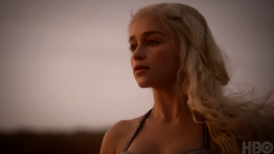 Emilia Clarke spiller den jomfruelige Daenerys Targaryen i Game of Thrones. (Foto: HBO).