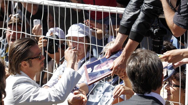 Brad Pitt hett bytte for autografjegere i Cannes (Foto: AFP).