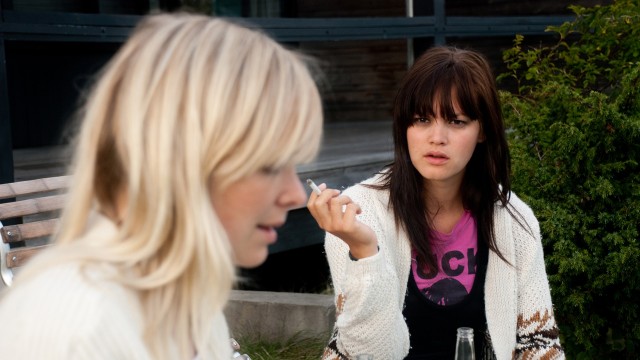 Victoria Winge og Julia Schacht spiller hovedrollene i Bambieffekten (Foto: Europafilm AS).