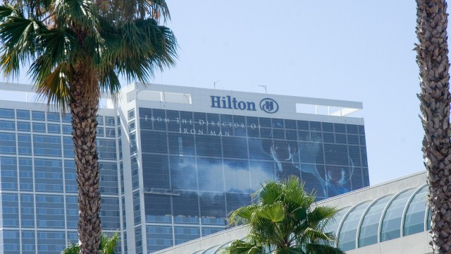 En stakkars fyr har i oppgave å dekke halve Hilton med Cowboys & Aliens. (Foto: NRK)