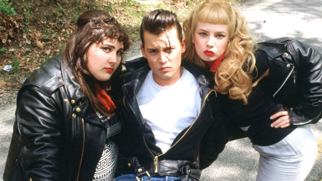 Johnny Depp flankeres av Ricki Lake og Traci Lords i Cry-baby (Foto: Universal Pictures Norway AS).
