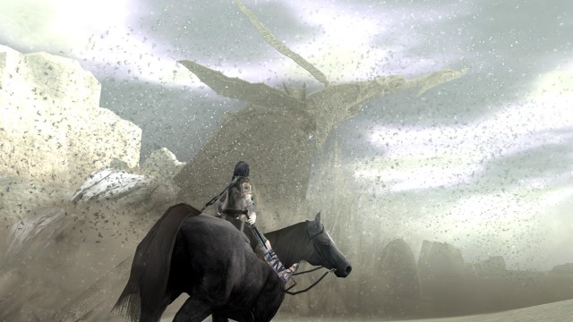 En av de gigantiske kolossene du møter i Shadow of the Colossus er en laaaaaang flyvende sandslange. Størrelsen på monsterne er til tider helt overveldende. (Foto: SCEE)