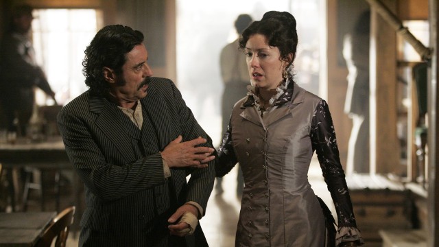 Ian McShane som Swearengen og Molly Parker som Alma Garret i Deadwood (Foto: Paramount Home Entertainment).