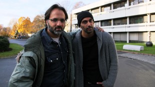 Regissør Ulrik Imtiaz Rolfsen og skuespiller Adil Khan, her i forbindelse med innspillingen av TV-serien «Taxi». (Foto Katrine Opdahl, NRK P3)