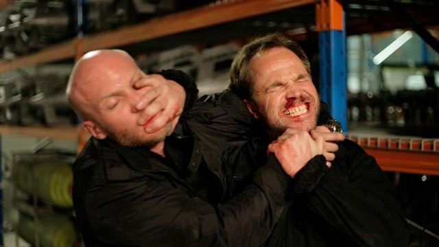 Jonathan Espolin Johnson og Jon Øigarden i tøff slåsskamp (Foto: SF Norge).