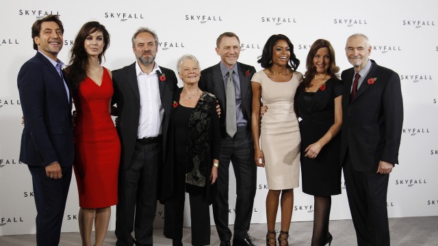 Skuespillerne i Bond 23 - Skyfall. (Foto: REUTERS/Luke MacGregor)