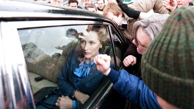 Maggie Thatcher (Meryl Streep) utsettes for demonstranters vrede i Jernkvinnen (Foto: Scanbox).