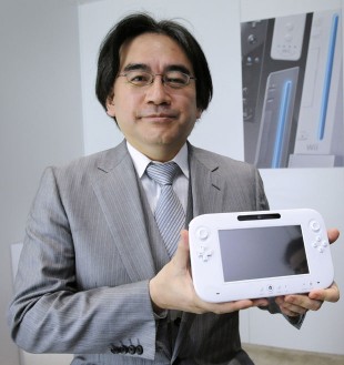Nintendo-sjefen Satoru Iwata viste frem Wii U-konsollen for første gang under spillmessen E3 i 2011. (Foto: REUTERS/Phil McCarten)