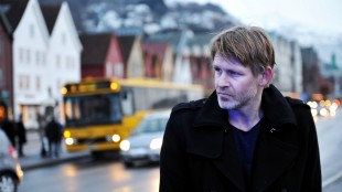 Trond Espen Seim og Bergen i Varg Veum - De døde har det godt (Foto: SF Norge/ Cinemiso).