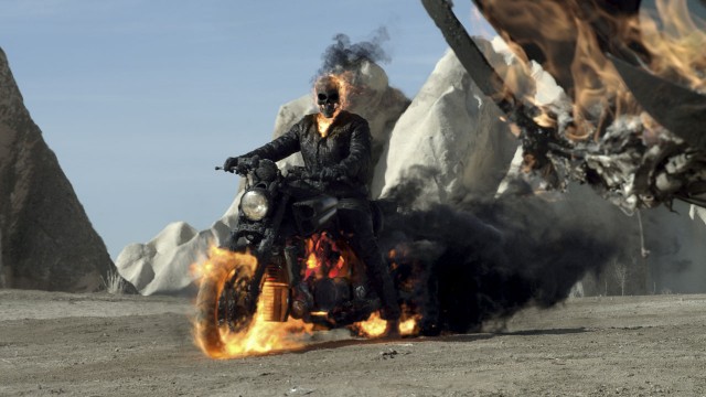 Nicolas Cage forvandles til brennende demon i Ghost Rider 2 - Spirit of Vengeance (Foto: Nordisk Film Distribusjon AS).