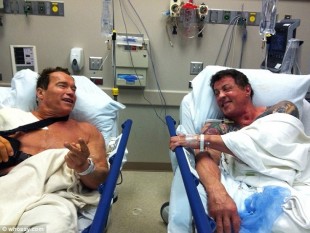 Schwarzenegger og Stallone møttes på sykehuset etter å ha spilt inn noen actionscener til 'The Expendables 2' og 'The Last Stand'. (Foto: Whosay.com)