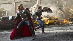Chris Hemsworth og Chris Evans stormer frem i The Avengers (Foto: The Walt Disney Company Nordic).