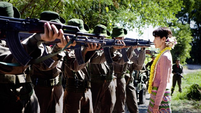 Michelle Yeoh spiller den burmesiske aktivisten Aung San Suu Kyi i The Lady (Foto: Scanbox).
