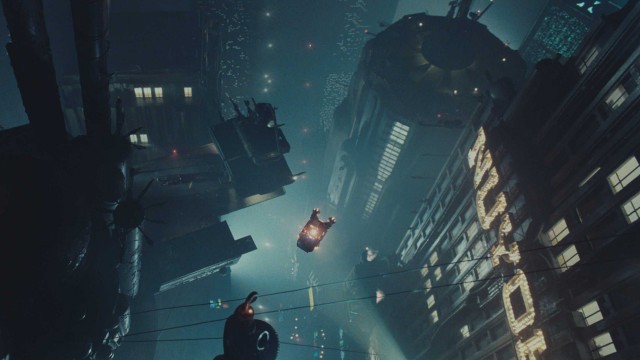 Fascinerende og futuristisk bylandskap i Blade Runner (Foto: Warner Bros).