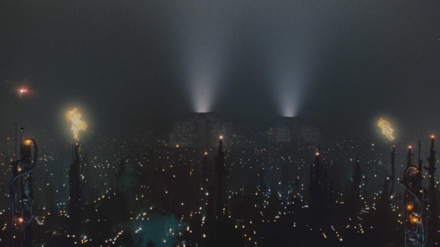 Skyskrapere og flammende tårn i Blade Runner (Foto: Warner Bros).