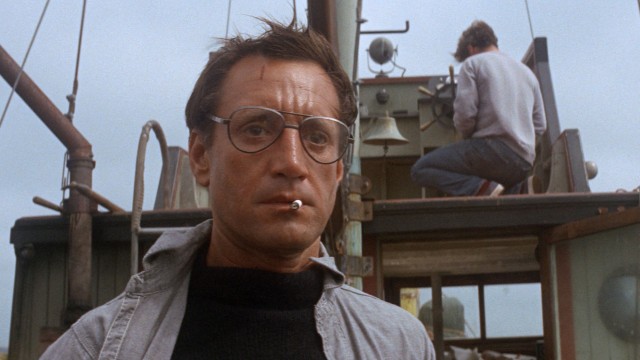 Sheriff Brody (Roy Scheider) er i ferd med å innse at han trenger en større båt i Jaws (Foto: Universal Pictures).