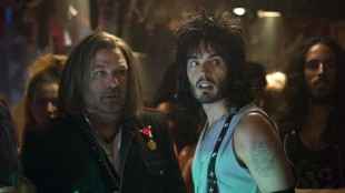 Alec Baldwin og Russell Brand i Rock Of Ages (Foto: Warner Bros. Pictures/ SF Norge AS).