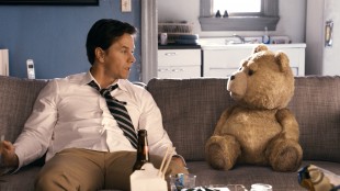 Mark Wahlberg og teddybjørnen Ted i Ted (Foto: United International Pictures).