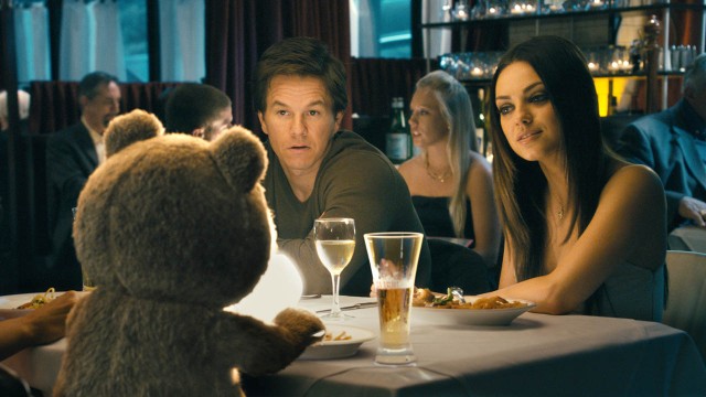 Ted kommer mellom Mark Wahlberg og Mila Kunis i Ted (Foto: United International Pictures).