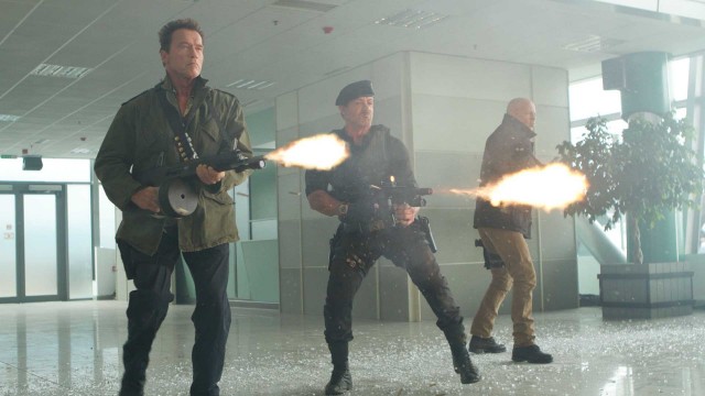 Arnold, Sly og Bruce fyrer løs i The Expendables 2 (Foto: Norsk Filmdistribusjon AS).