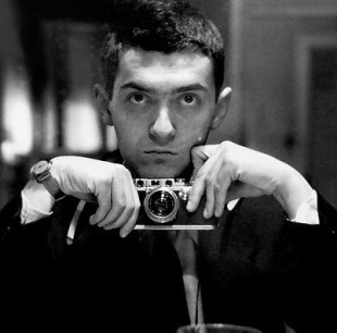 Ein ung Stanley Kubrick, då han framleis var fotograf i magasinet «Look» (Foto: Library of Congress, no i public domain).