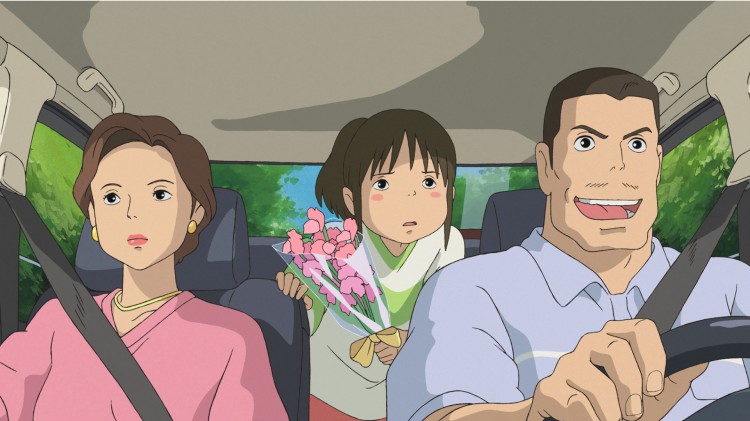 Chihiro og foreldrene kjører feil og havner i åndeverden i Chihiro og heksene. (Foto: Arthaus)