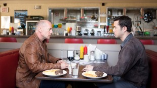 Bruce Willis og Joseph Gordon-Levitt spiller gamle og unge Joe i Looper (Foto: Norsk Filmdistribusjon).