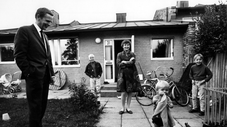 Familien Palme utenfor sitt rekkehus i Vällingby i 1969 (Foto: Jan Delden/Scanpix).