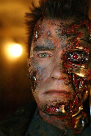— Eg kjende kabelen som fekk auget til å lyse bli varm til det brant meg, skriv Schwarzenegger om makeupen. (Foto: 20th Century Fox)