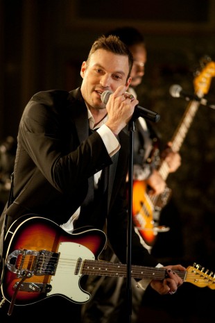 Brian Austin Green spiller hovedrollen i Wedding Band. (Foto: TV3).