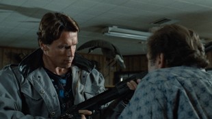 Arnold shopper våpen i The Terminator (Foto: SF Norge AS).