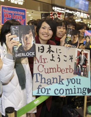 Da Cumberbatch kom til Tokyo for å promotere «Star Trek»-filmen var tilhengerne mer opptatt av å hylle «Sherlock»-serien. (AP Photo/Shizuo Kambayashi)