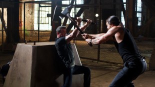 Sylvester Stallone og Jason Momoa braker sammen i Bullet to the Head (Foto: Nordisk Film Distribusjon AS).