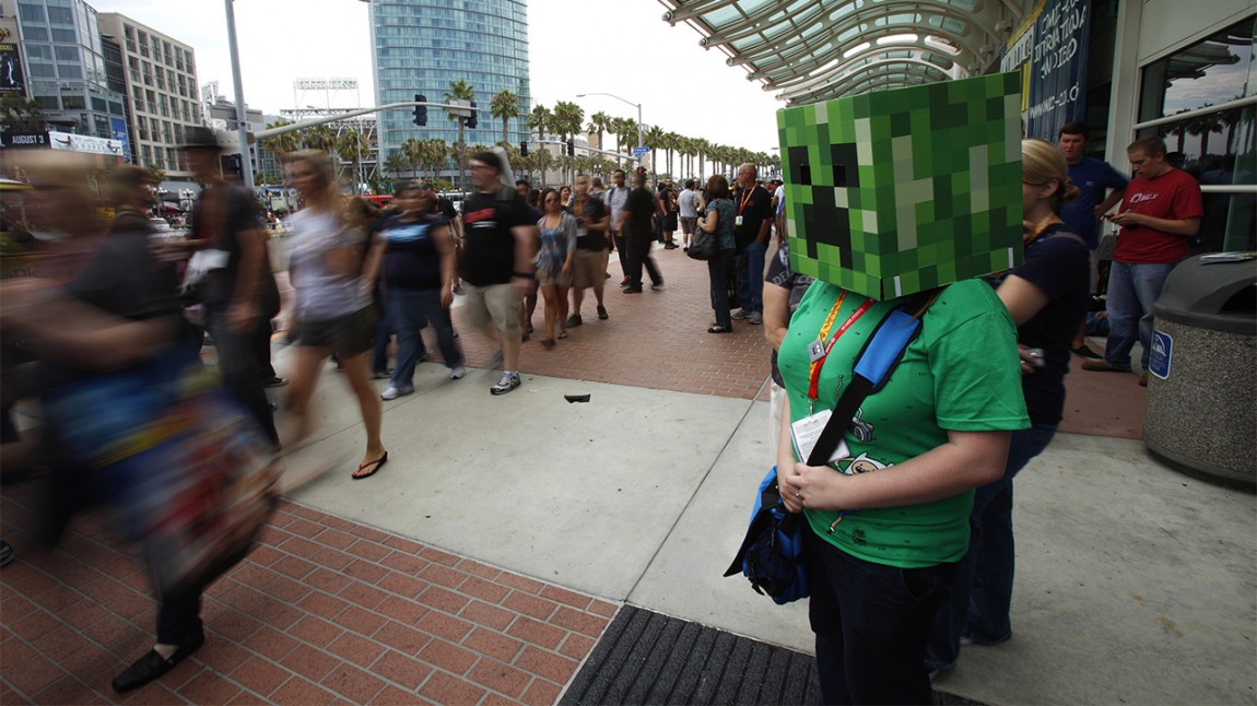 En kvinne har kledd seg ut som en 'creeper' fra spillet «Minecraft» under ComicCon i San Diego, 2012. (Foto: REUTERS/Mario Anzuoni)