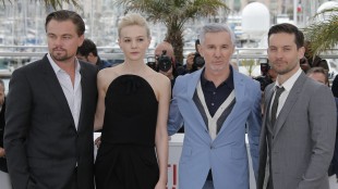 Leonardo DiCaprio, Carey Mulligan, regissør Baz Luhrmann and skuespiller Tobey Maguire i Cannes. (Foto: AP Photo Lionel)
