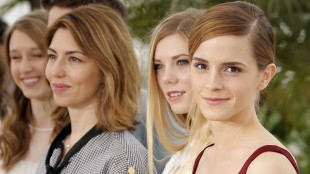 Emma Watson (t.h.), Claire Julien, Sofia Coppola og Taissa Fariga i Cannes (Foto: AP Photo/Francois Mori).