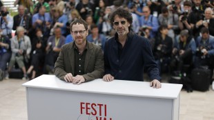 Ethan Coen og Joel Coen poserer i Cannes (Foto: AP PHOTO / ANNE-CHRISTINE POUJOULAT).