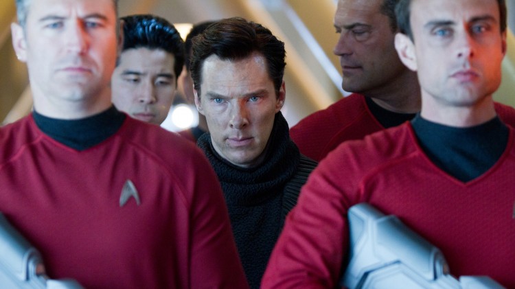 Benedict Cumberbatch passes godt på i Star Trek Into Darkness (Foto: United International Pictures).