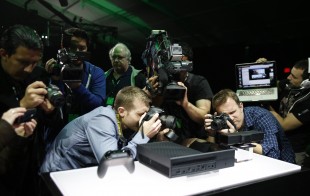 Opprømte fotografar rundt den nye Xbox One-maskina til Microsoft. (Foto: REUTERS/Nick Adams)